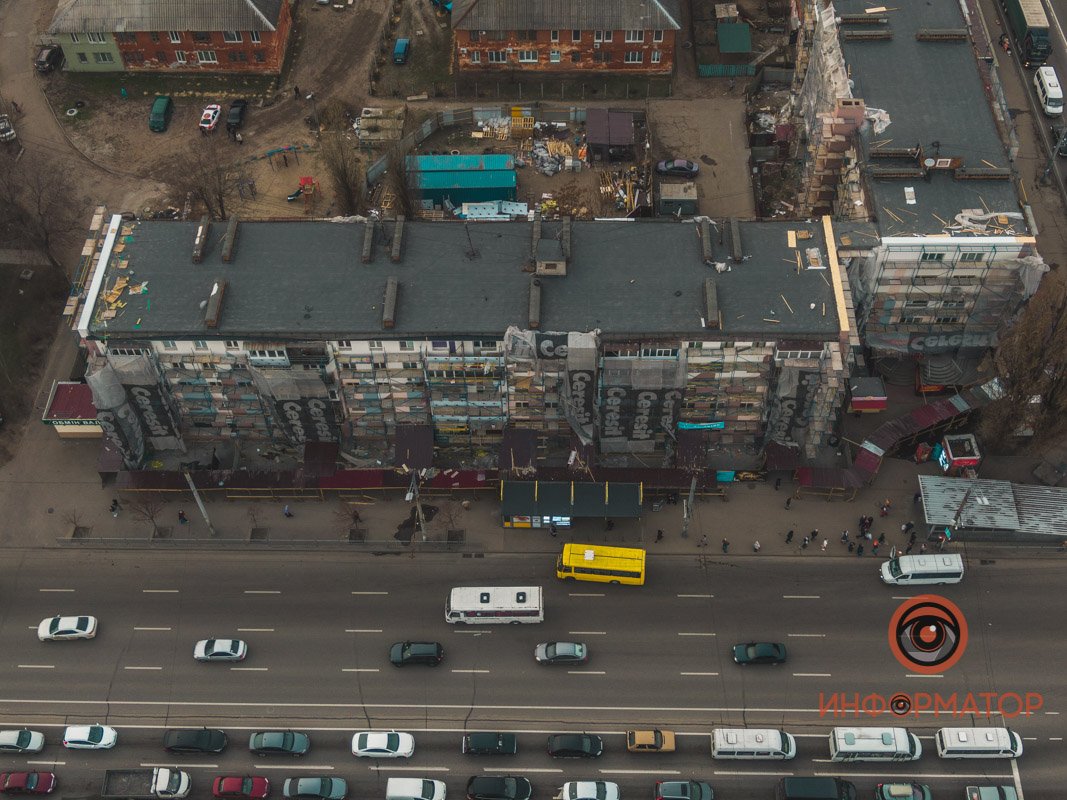 Фасад закрывают строительные леса Фасад закрывают строительные леса