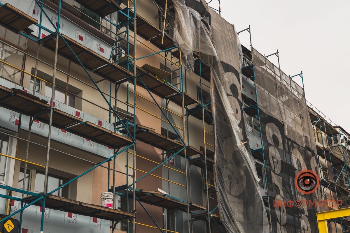 Он выпал с пятого этажа Он выпал с пятого этажа