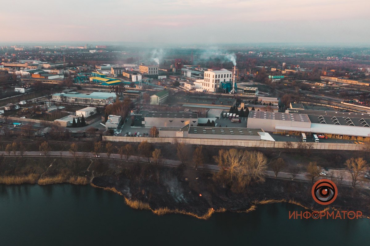 В Днепре в районе Байкальской горел камыш: дымом затянуло весь район 6