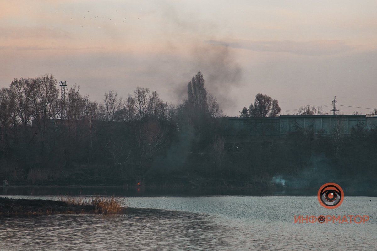 В Днепре в районе Байкальской горел камыш: дымом затянуло весь район 7