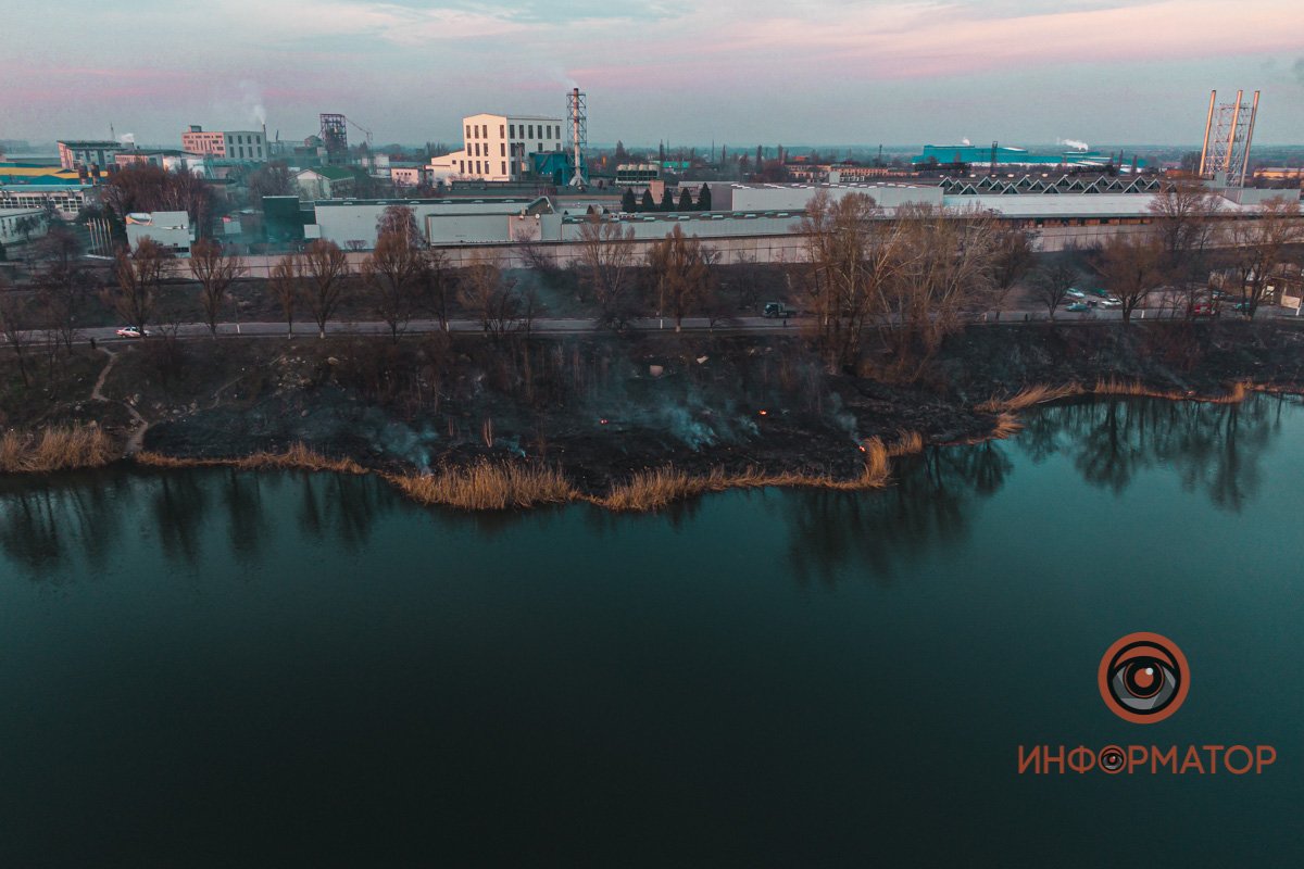 В Днепре в районе Байкальской горел камыш: дымом затянуло весь район 10
