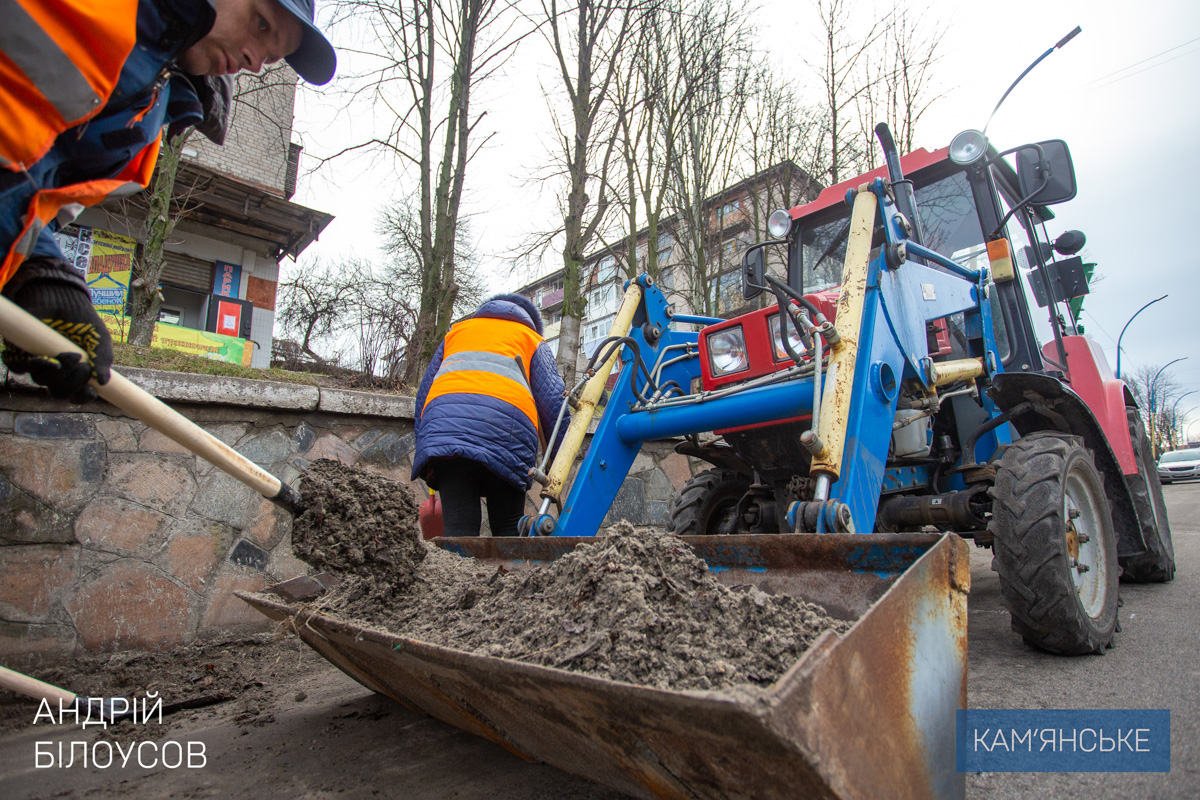 Сейчас около шести бригад в разных частях города убирают дорожный смет Сейчас около шести бригад в разных частях города убирают дорожный смет