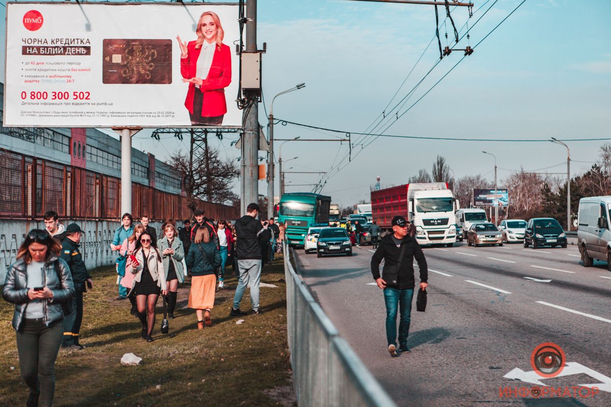 Большинство людей были вынуждены выходить из маршруток и троллейбусов, чтобы не опоздать на работу