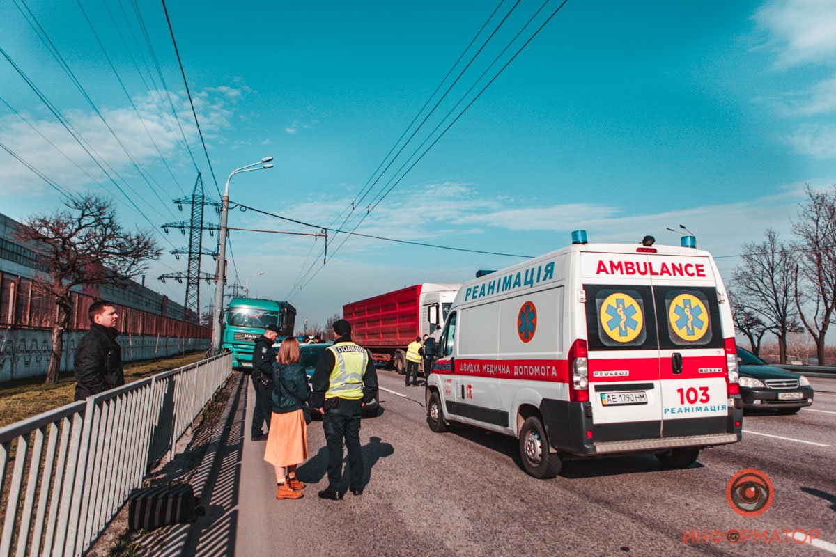 На место сразу же направили бригаду скорой помощи и полицию
