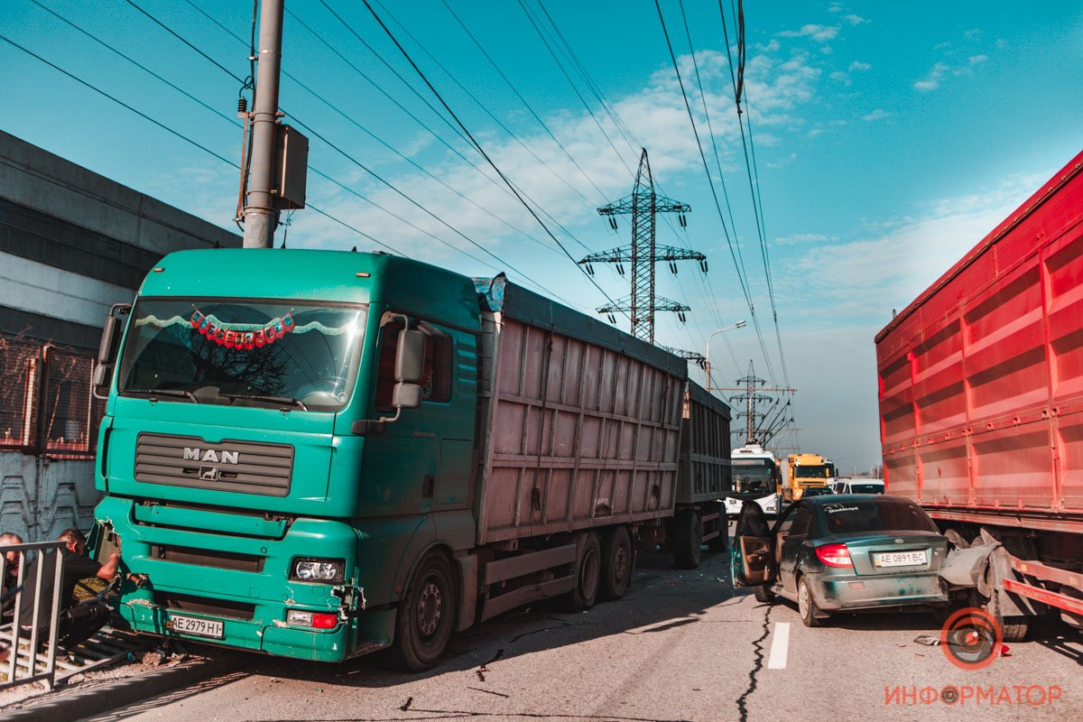 Столкнулись Kia и две фуры