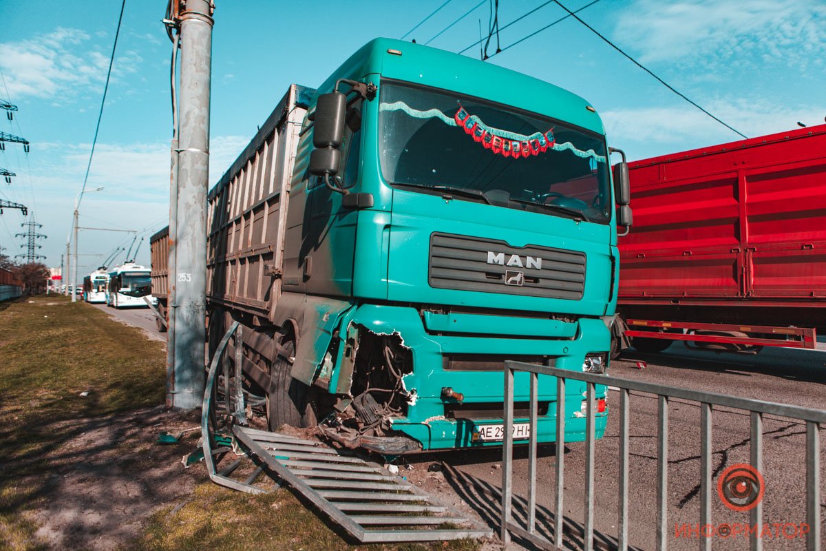 После столкновения фура врезалась в забор