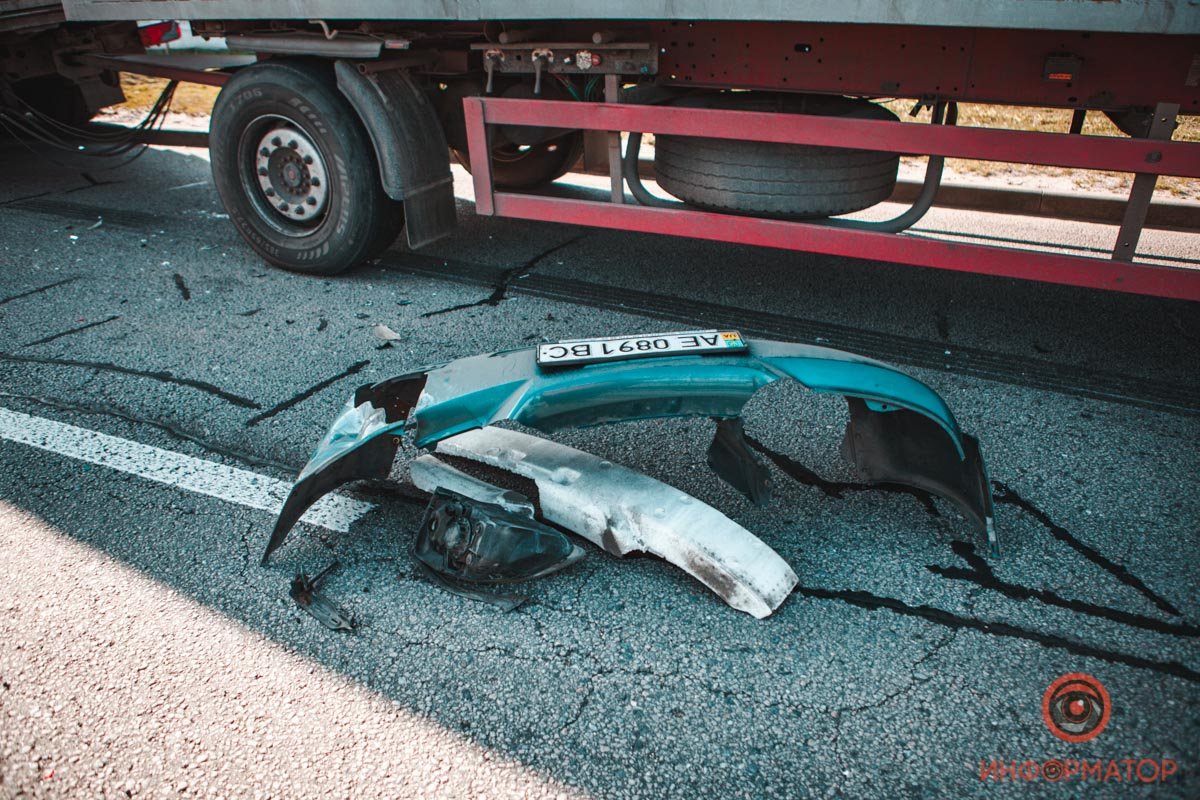 Машина зацепилась бампером об фуру, из-за чего ее развернуло