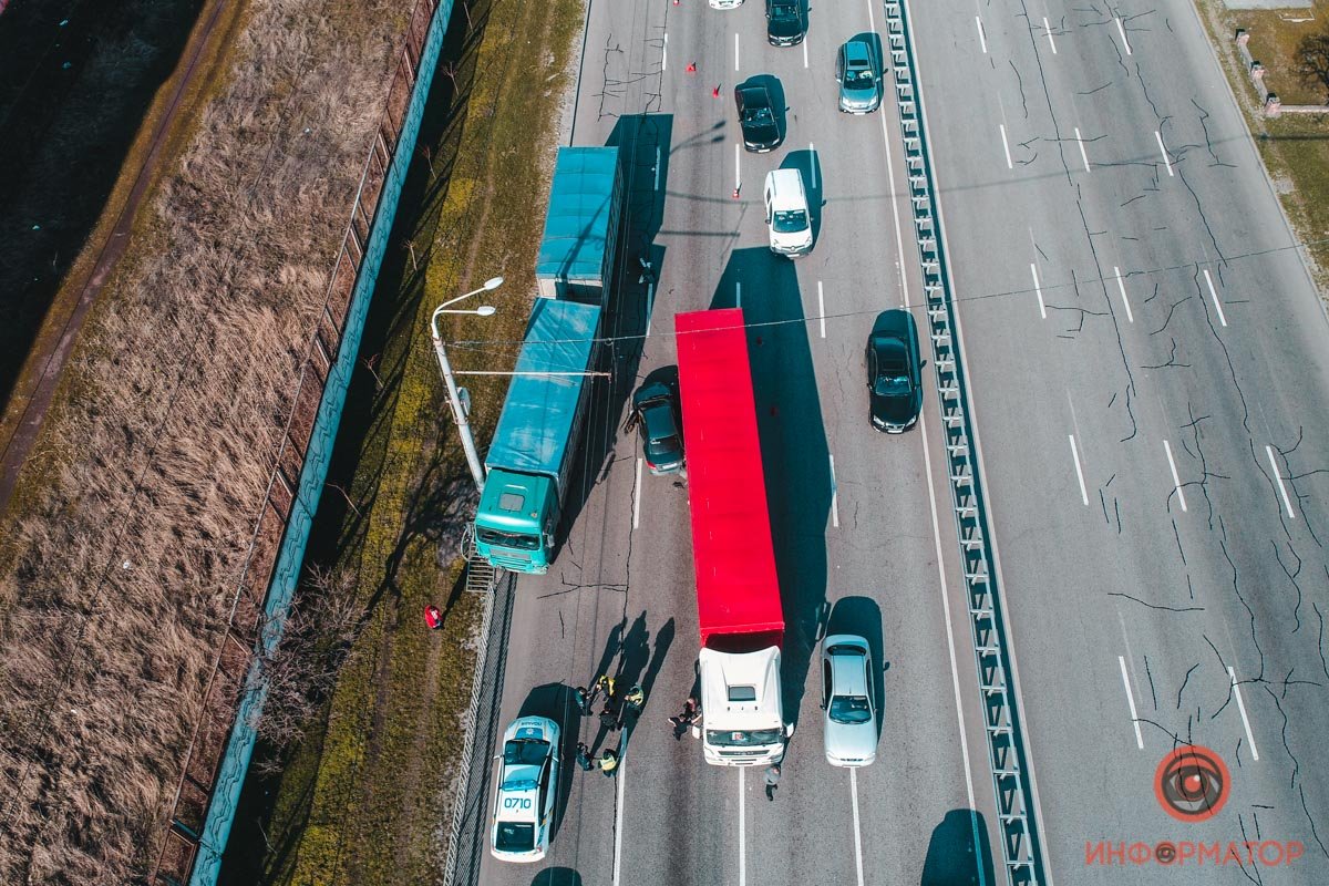Предварительно, водитель фуры не придерживался дистанции при перестроении