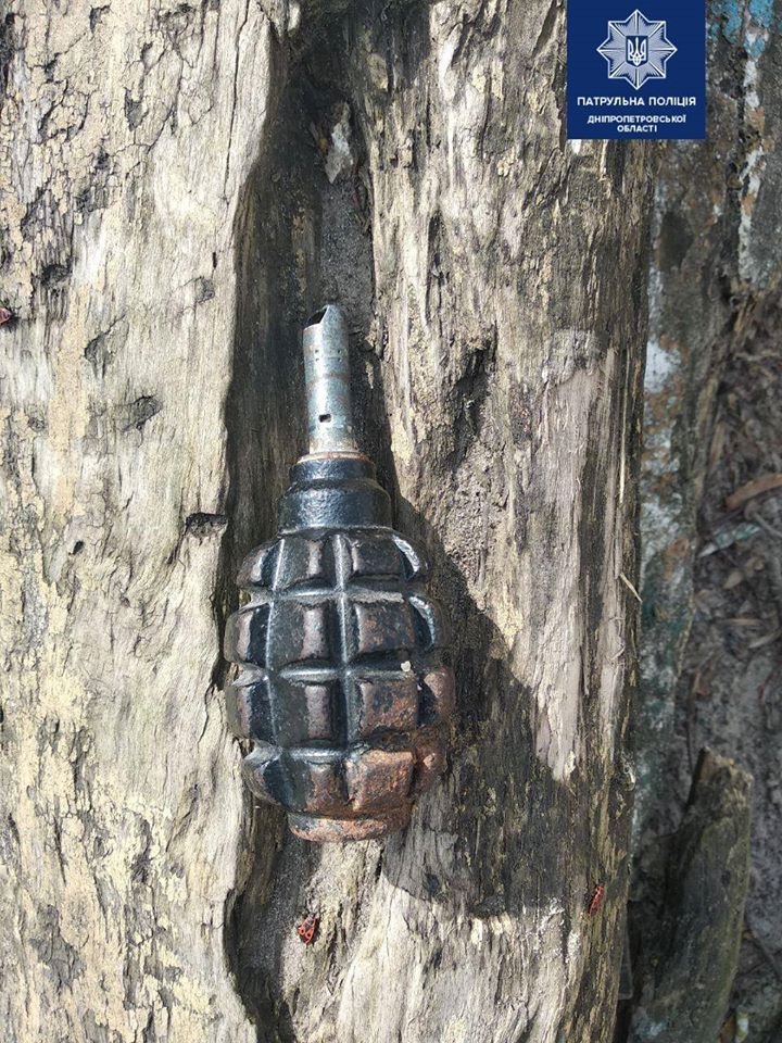 Мужчина рассказал, что работает дворником, и нашел ее в мусорном баке во время уборки