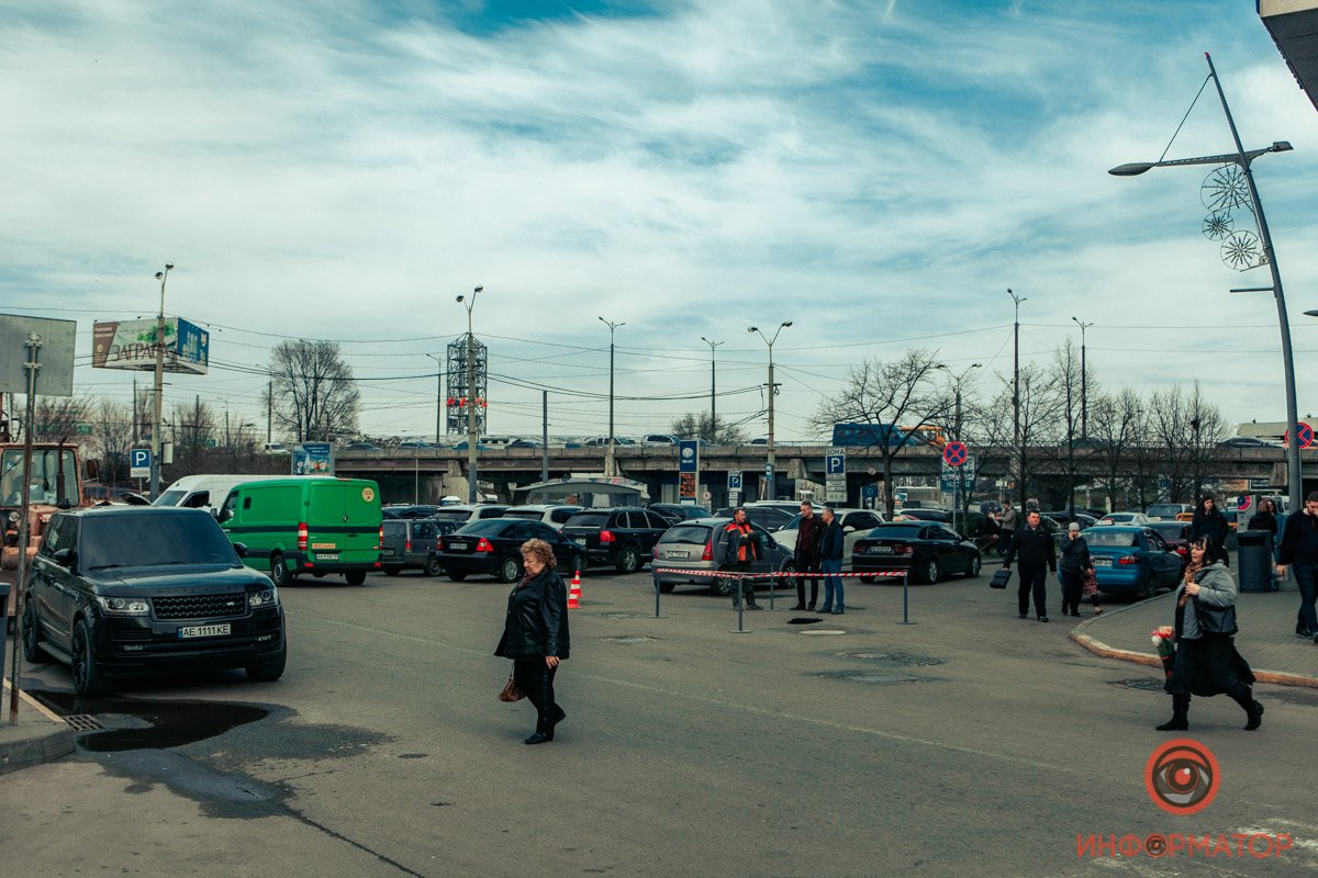 Дыра появилась на въезде на парковку со стороны набережной
