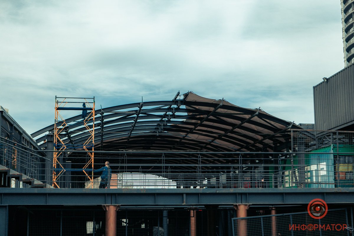 Рабочие уже разобрали навес на втором этаже