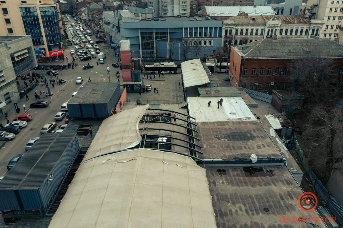 К слову, магазины не закрылись вовсе, а просто "переехали" в другое место