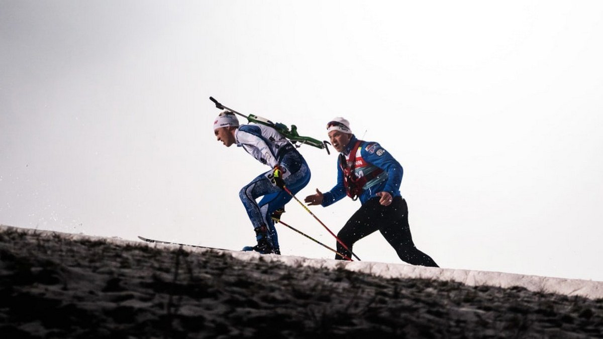 Спортсменов по дистанции подгоняют тренеры