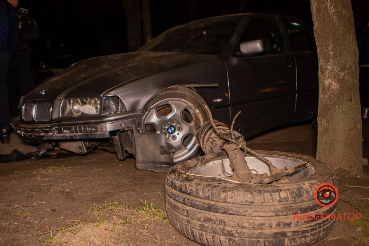 У машины отпало колесо У машины отпало колесо