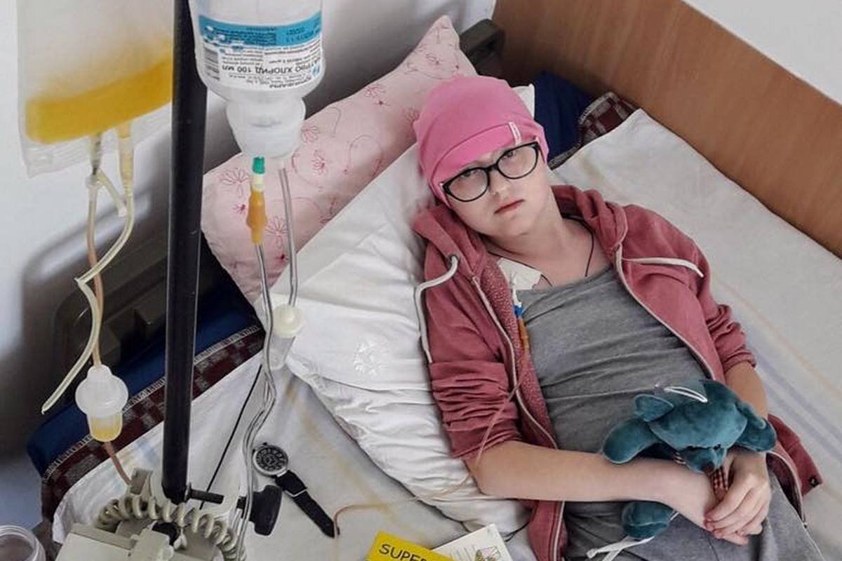 Девочка борется с болезнью около года Девочка борется с болезнью около года