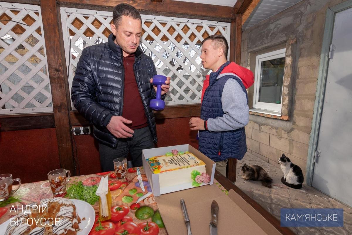 Мэр Каменского поздравил мам, воспитывающих детей с инвалидностью 1