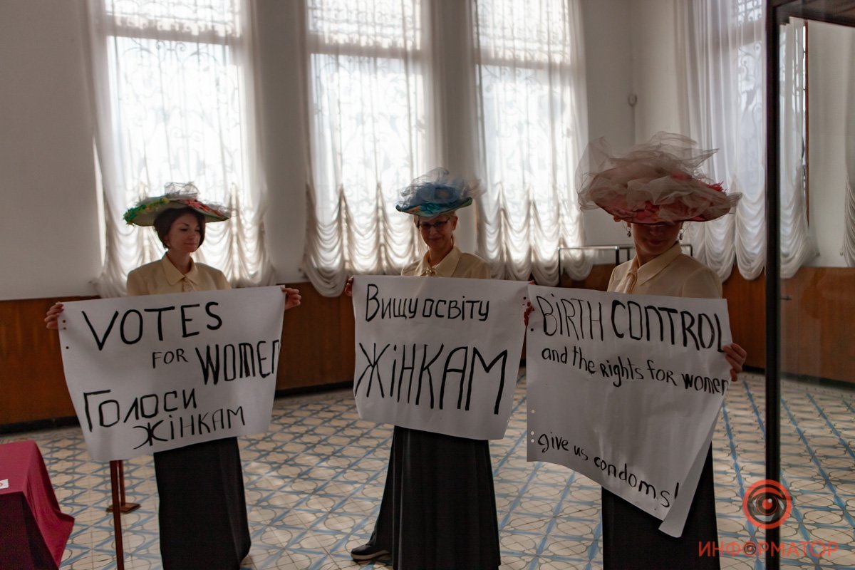 Суфражистки дополнили выставку акцией Суфражистки дополнили выставку акцией