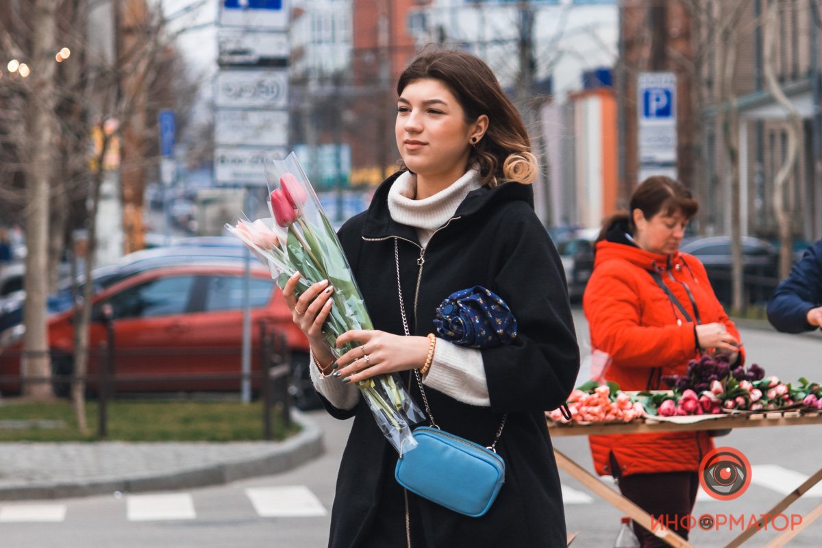 Все больше девушек с цветами