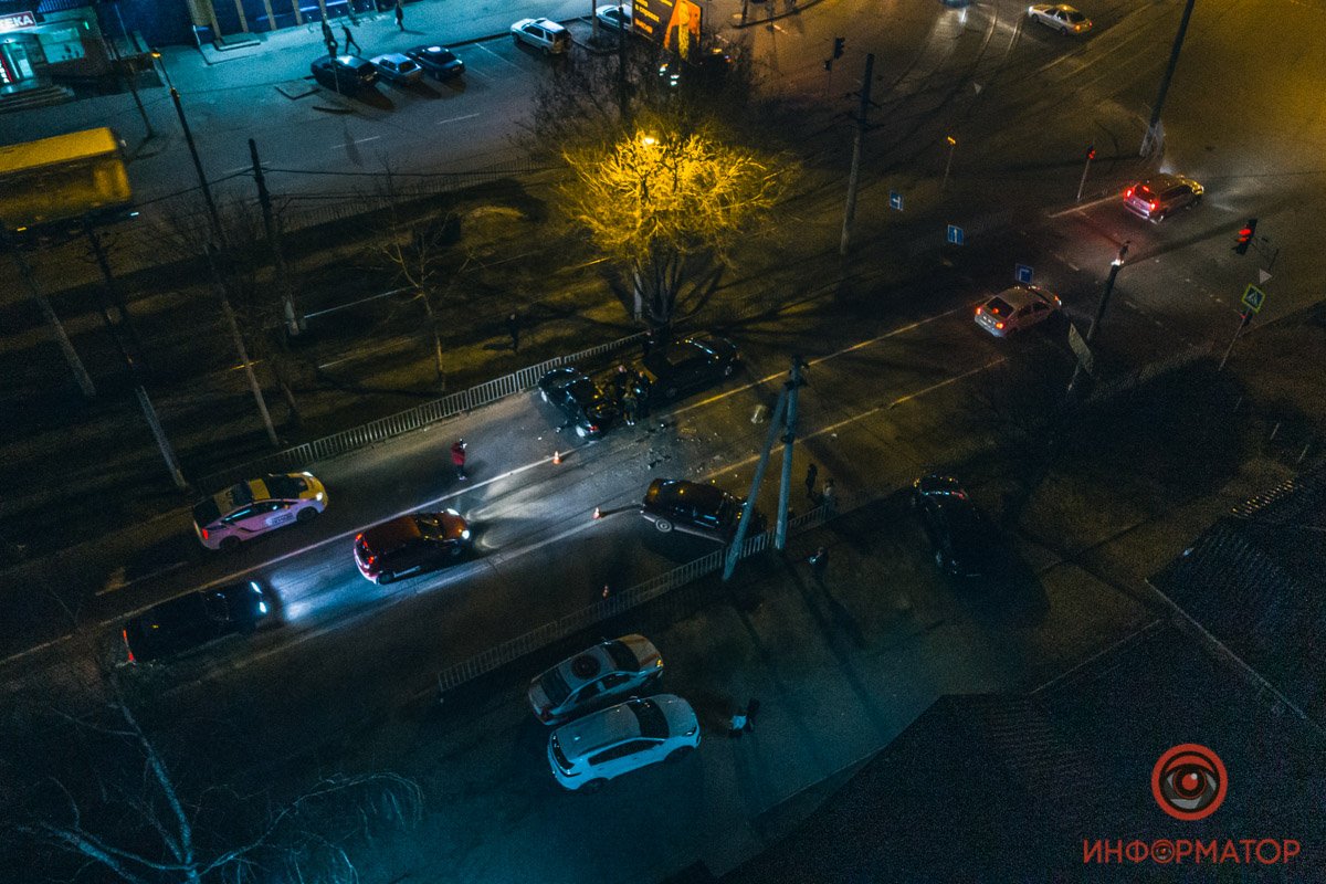 Автомобиль начал перестраиваться в центральную полосу, но не справился с управлением