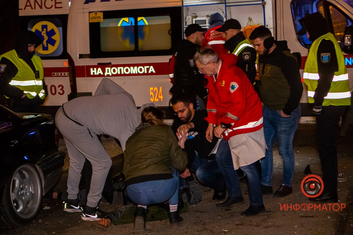 На место прибыли медики и полицейские