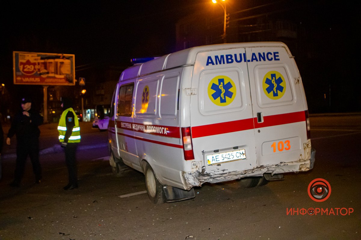 Автомобиль скорой помощи поворачивал с проспекта Поля на проспект Орлика