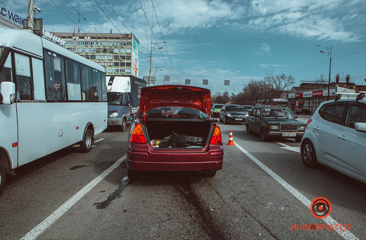 В Днепре возле "Нашей правды" Suzuki снес знак и вылетел "на встречку": пострадала женщина 1