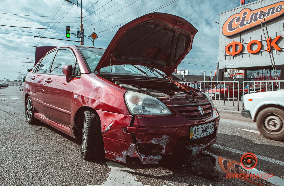 В Днепре возле "Нашей правды" Suzuki снес знак и вылетел "на встречку": пострадала женщина 2