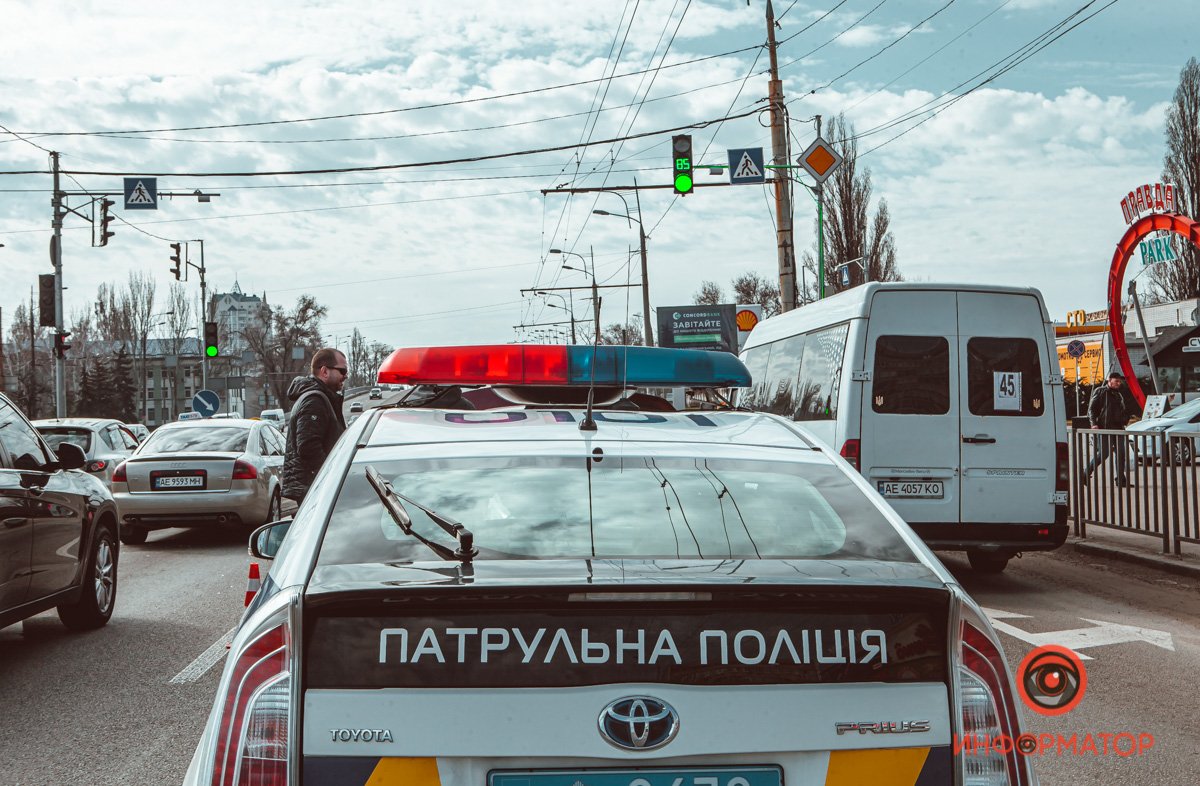 В Днепре возле "Нашей правды" Suzuki снес знак и вылетел "на встречку": пострадала женщина 3