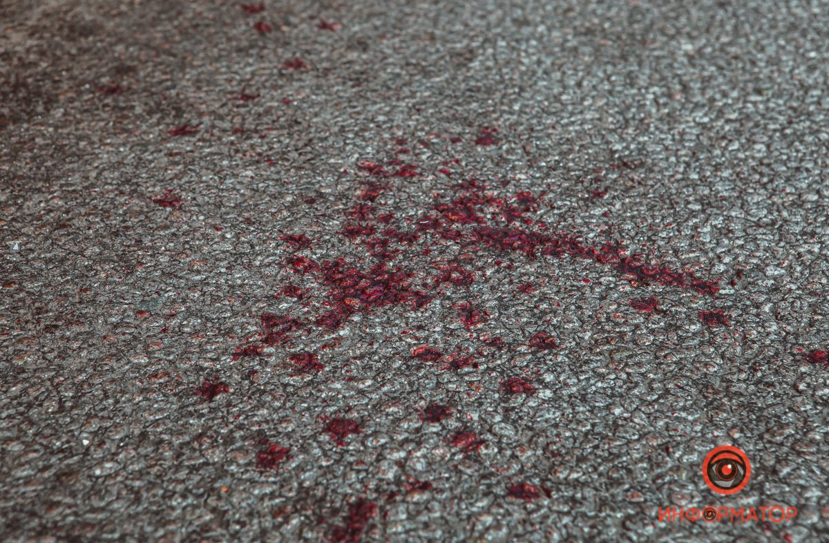 В Днепре возле "Нашей правды" Suzuki снес знак и вылетел "на встречку": пострадала женщина 5