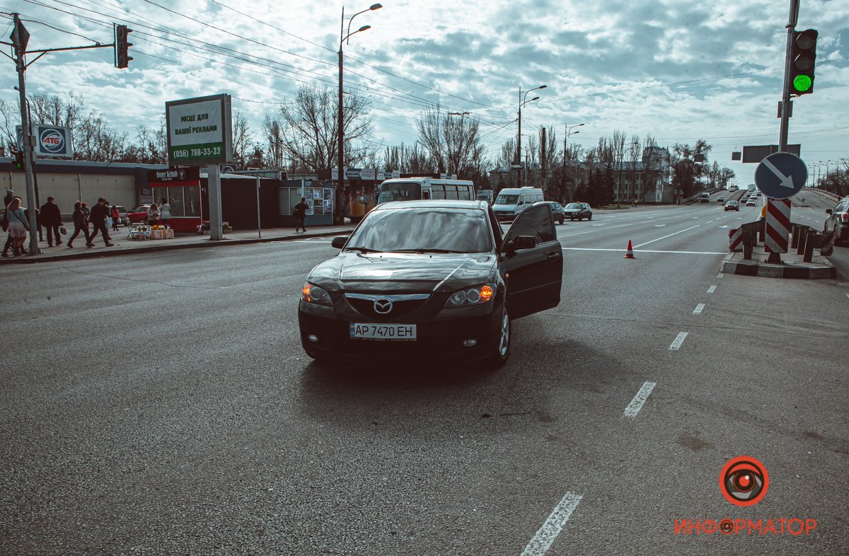 В Днепре возле "Нашей правды" Suzuki снес знак и вылетел "на встречку": пострадала женщина 6