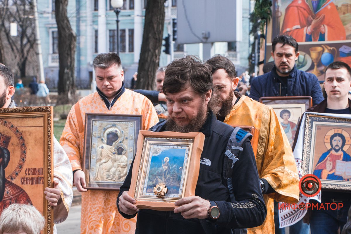 Шествующие вооружились иконами