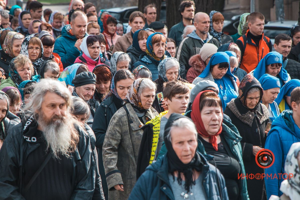 Шествующие прошли от Спасо-Преображенского кафедрального собора на площади Соборной к Свято-Троицкому кафедральному собору на площади Троицкой