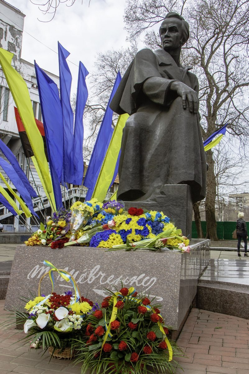 У памятника молодому Тарасу Шевченко собралось около 500 человек У памятника молодому Тарасу Шевченко собралось около 500 человек