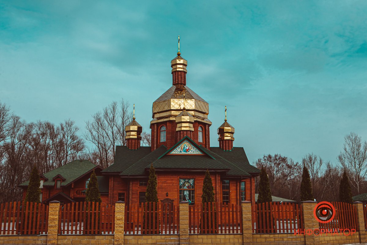 Теперь храм обшит деревом Теперь храм обшит деревом