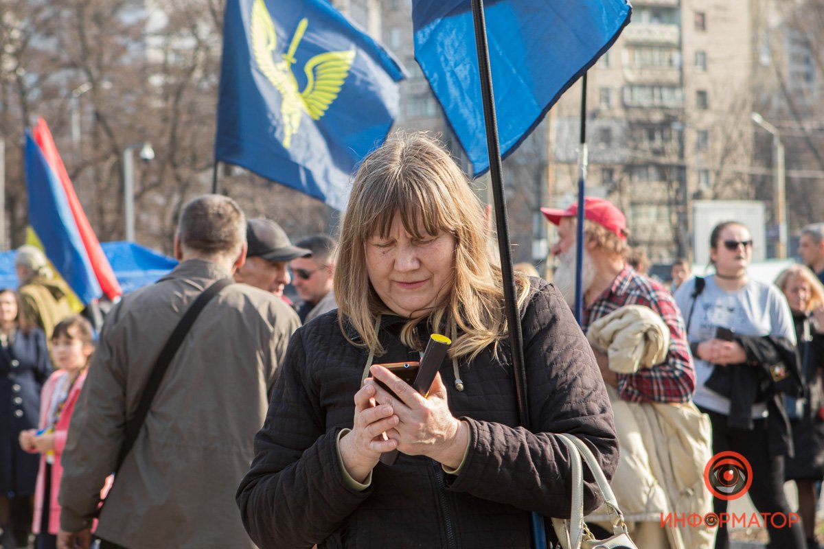 В Днепре сотни людей вышли на вече против капитуляции 2