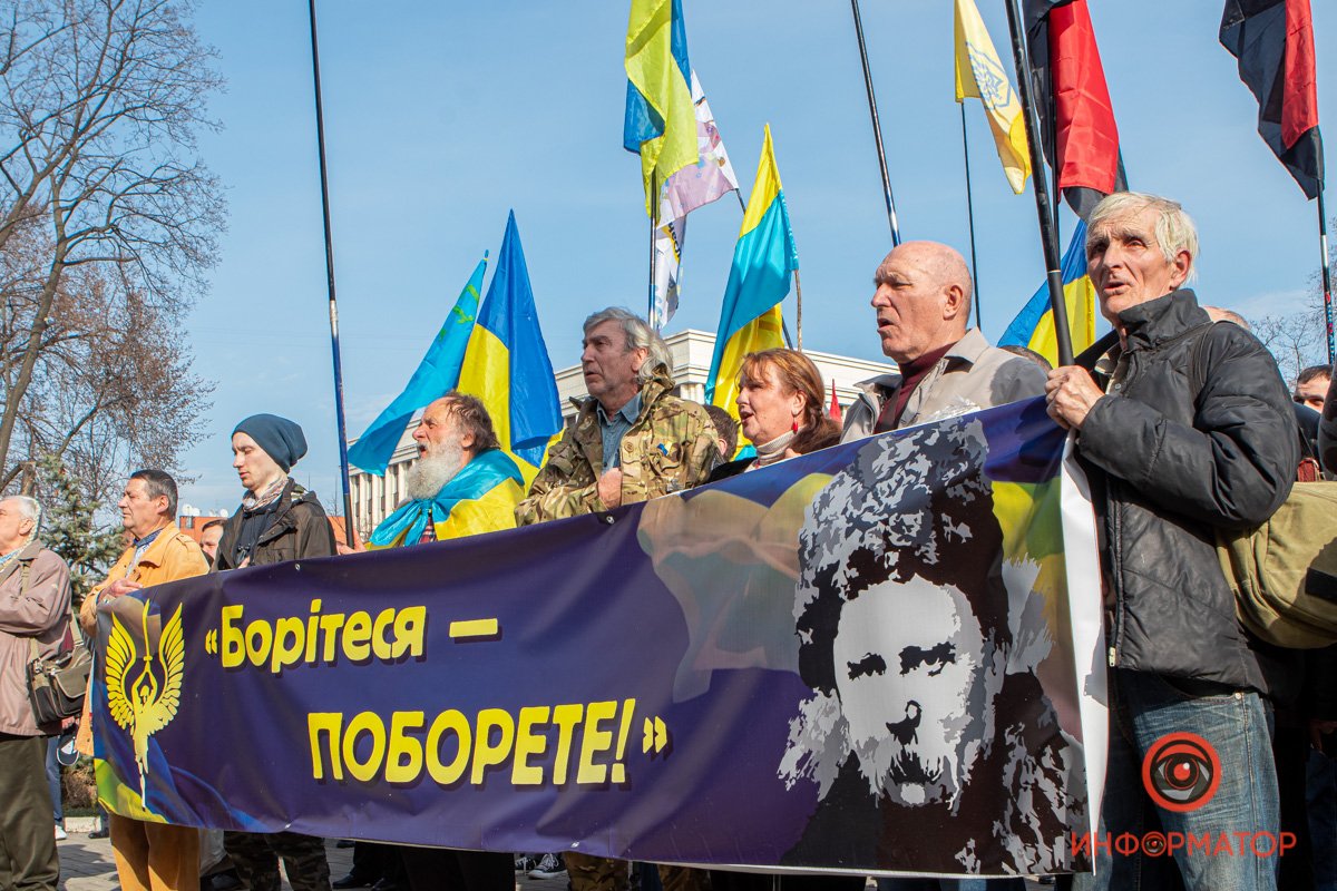 В Днепре сотни людей вышли на вече против капитуляции 9