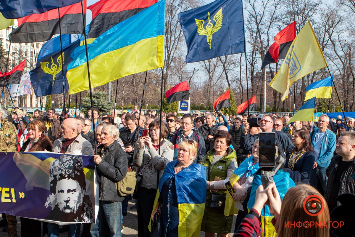 В Днепре сотни людей вышли на вече против капитуляции 11
