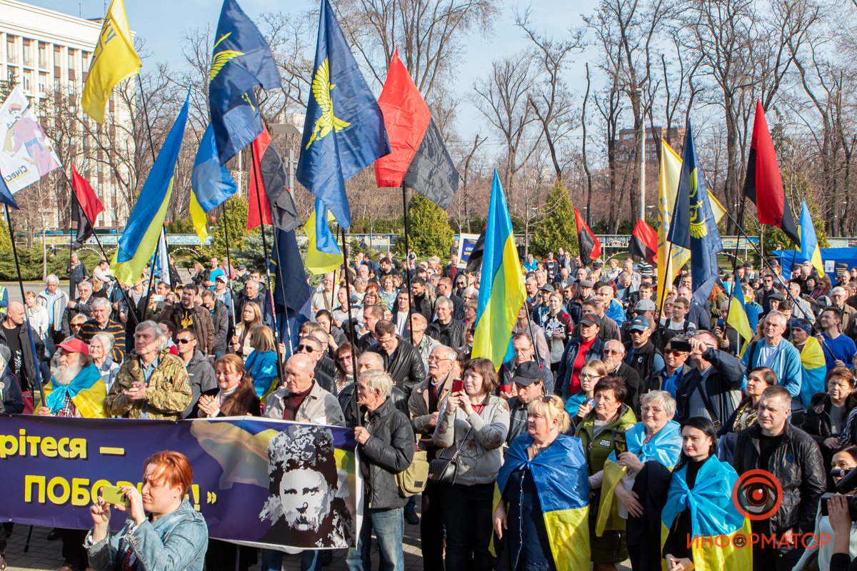 В Днепре сотни людей вышли на вече против капитуляции 14