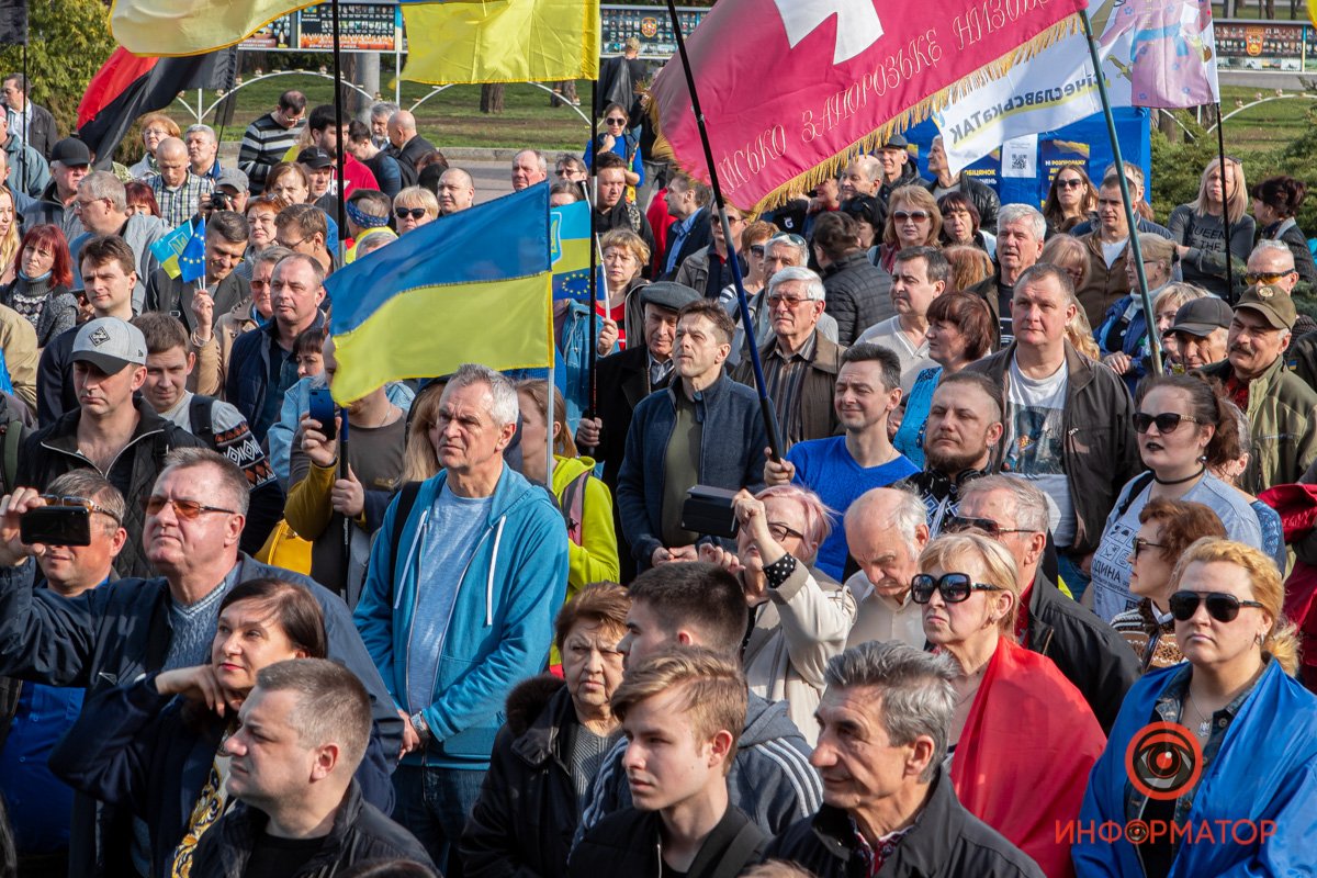В Днепре сотни людей вышли на вече против капитуляции 15
