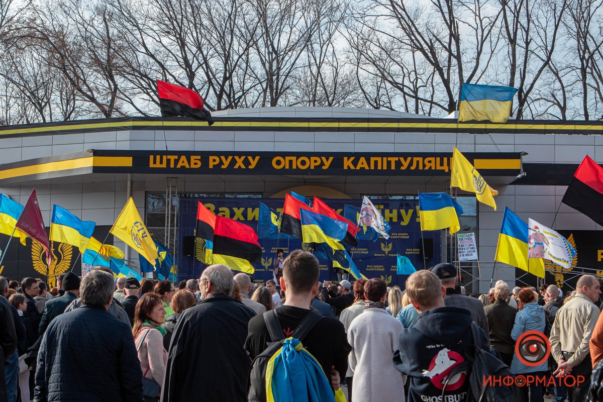 В Днепре сотни людей вышли на вече против капитуляции 25