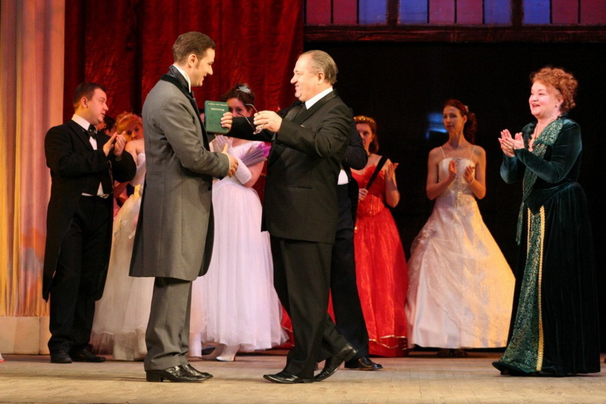 Это спектакль-концерт, главной фигурой в котором является молодой Тарас Шевченко