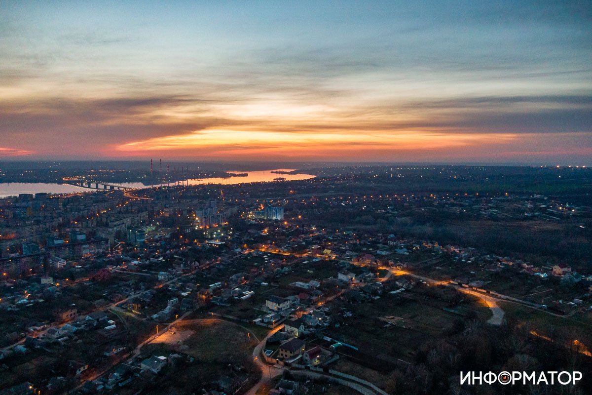 Хотя с другой стороны уже дает о себе знать солнце Хотя с другой стороны уже дает о себе знать солнце
