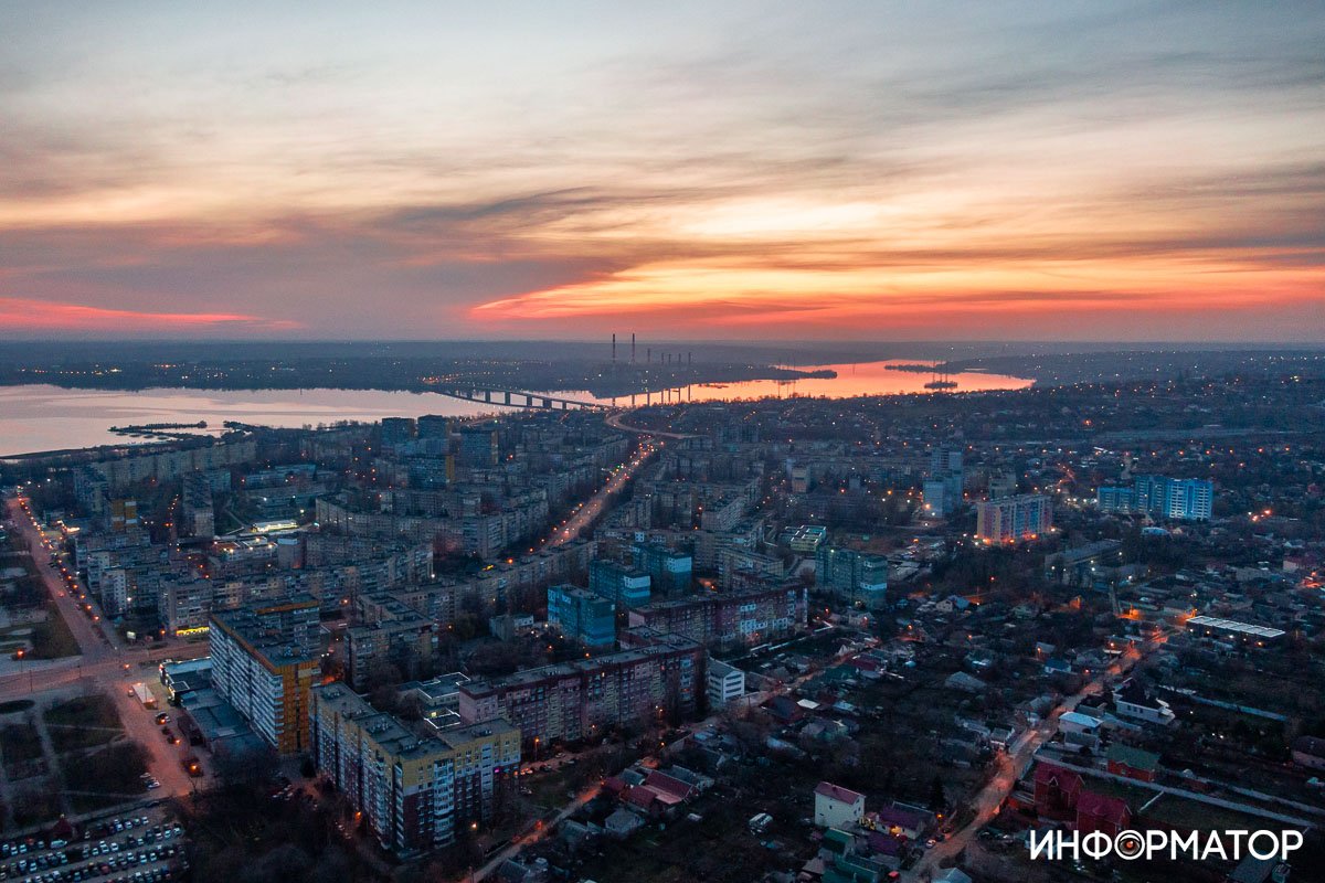 Река окрасилась в красный Река окрасилась в красный