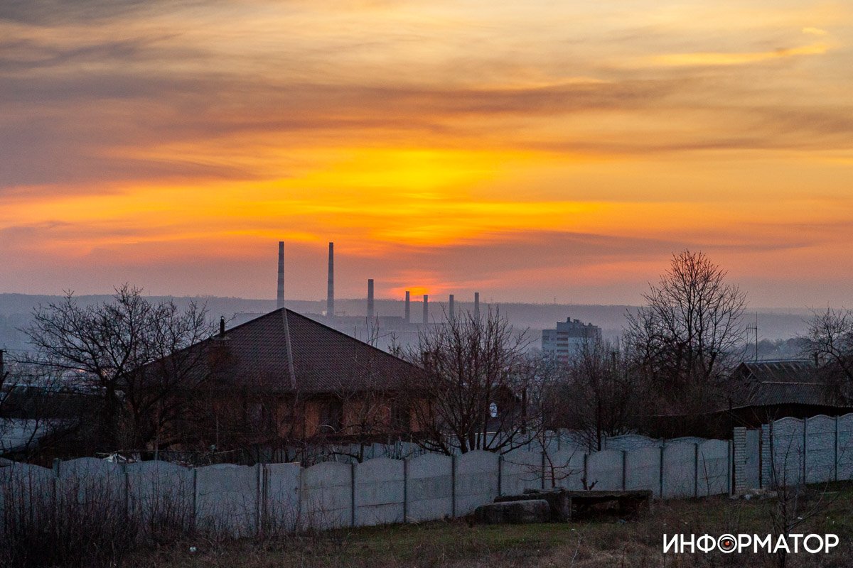 Солнце показывается из-за пушистых облаков Солнце показывается из-за пушистых облаков