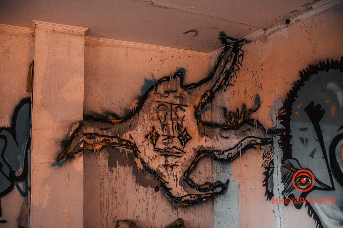 Здание давно стало "убежищем" для бездомных 