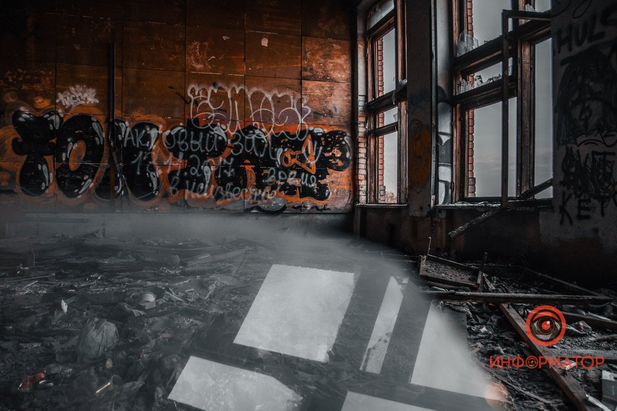 Единственное, чем служит здание сейчас, - это полотно для уличных художников