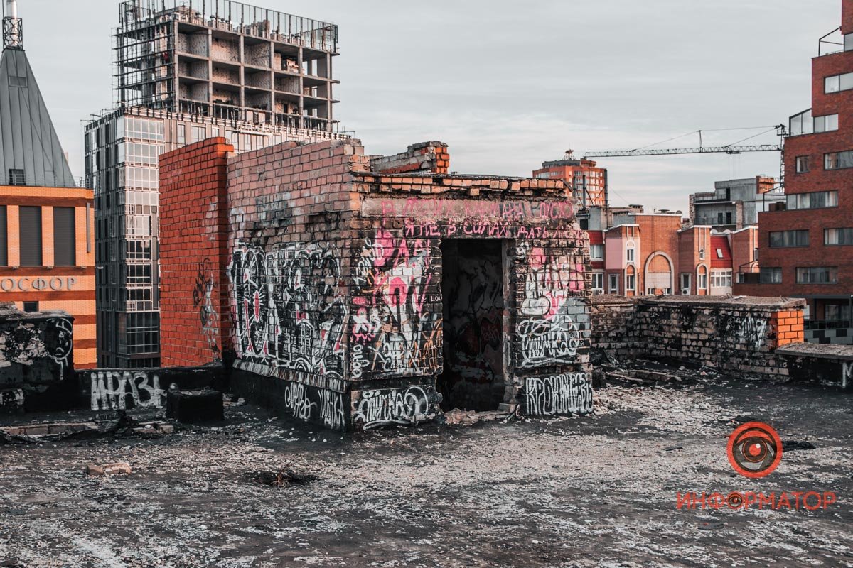 Пока рядом строяться "модные" высотки, дом медленно разрушается