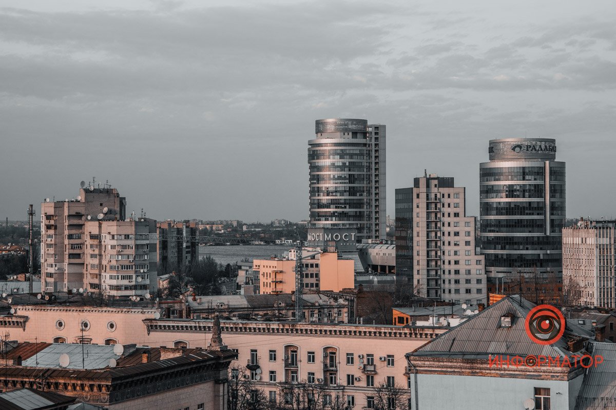 А смысл его существования вот в чем: дом знает, что он здесь — лишний