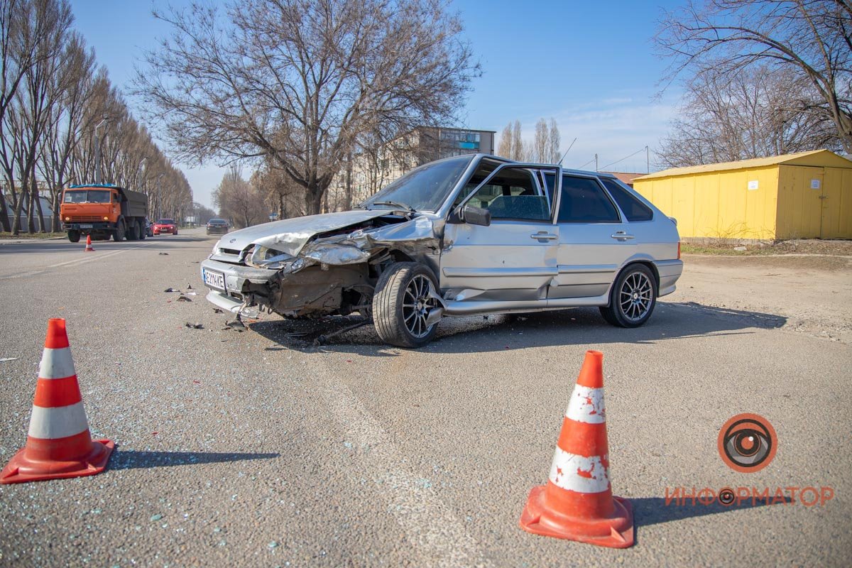 В Днепре на Криворожской ВАЗ не справился с управлением и протаранил Kia 1