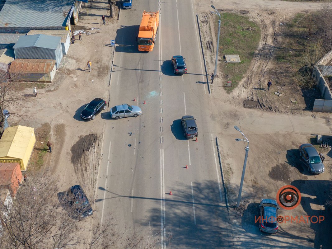 В Днепре на Криворожской ВАЗ не справился с управлением и протаранил Kia 2